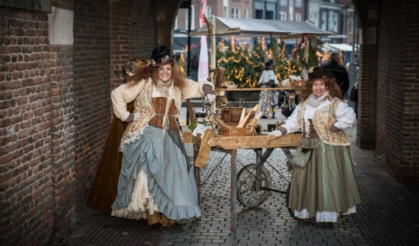 Onherkenbaar! Willeke en Marian, initiatiefneemsters en organisatie van Dickens Tiel, dit jaar pillenverkoopsters (foto: Dolf van Dulmen)