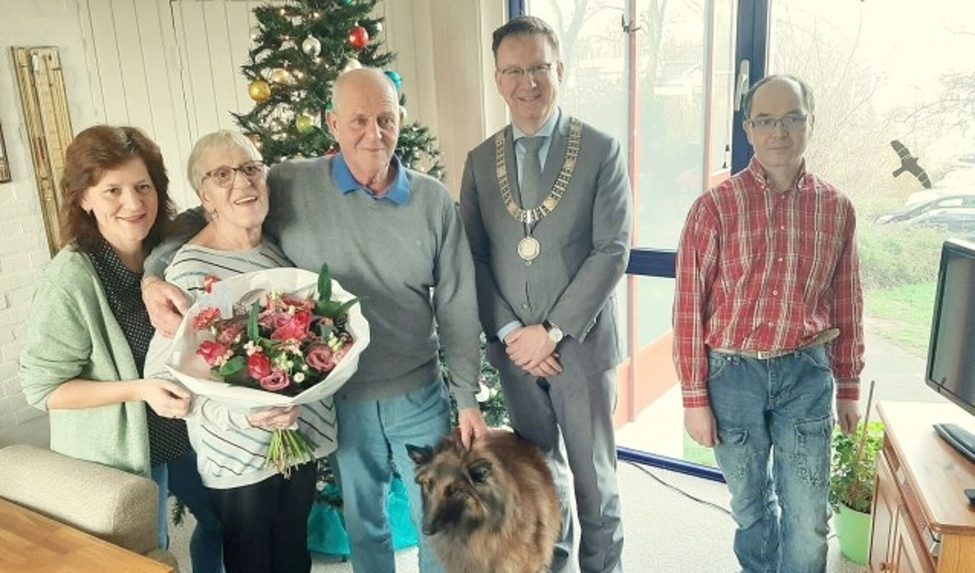 Burgemeester Van Domburg feliciteerde het gouden paar Albert en José de Nas–Boers, in aanwezigheid van hun dochter Berna, zoon Marc en hun Tervurense herder Noa. (Foto: Rinus Verweij)