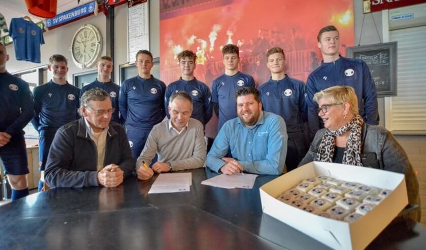 Ondertekening van de sponsorcontracten bij Montfoort S.V.'19 door Rudolf Vendrig en Marcel van Huissteden (Foto: Paul van den Dungen)