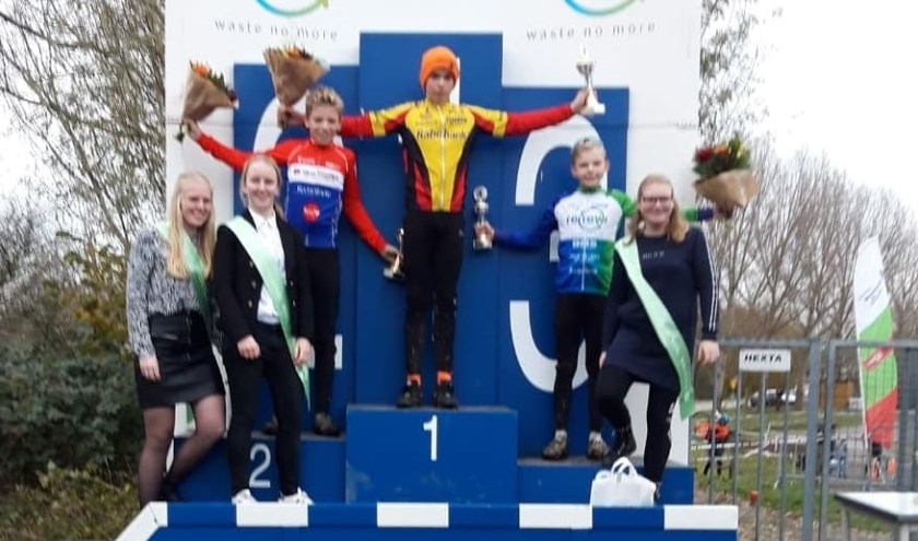 • Daan Hartog op de hoogste trede van het podium in Honselersdijk.