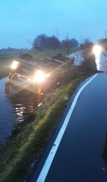 • Een vrachtwagen belandde vrijdagochtend in een sloot in Berkenwoude.