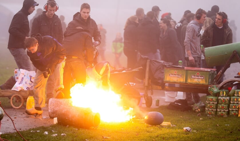 <p>• Carbidschieten Bleskensgraaf 2019.</p>