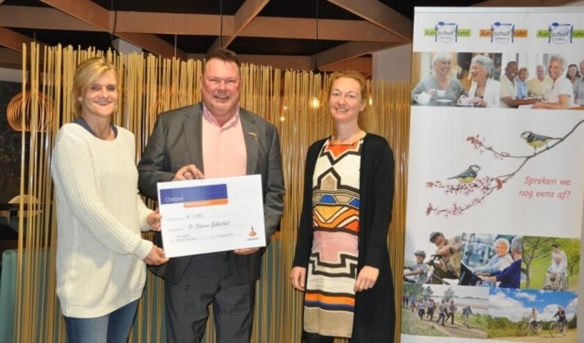 Frederik Bennis ontvangt een cheque van ledenraadsleden Yvonne Termeer (links) en Yvette Alders.(foto: Henk Bolt)