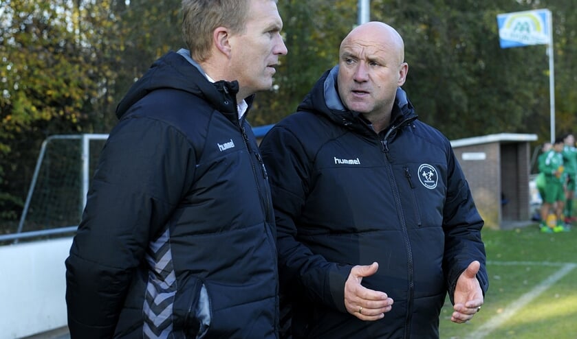 <p>• Leon van Dalen als assistent-trainer van Drechtstreek. Naast hem Bart Toom.</p>