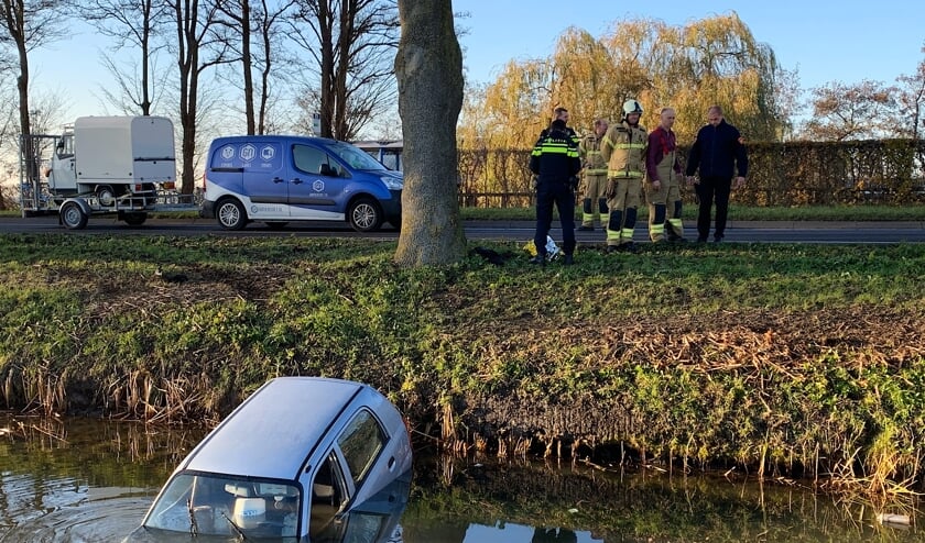 • Auto te water langs het Kortgerecht in Schoonrewoerd.