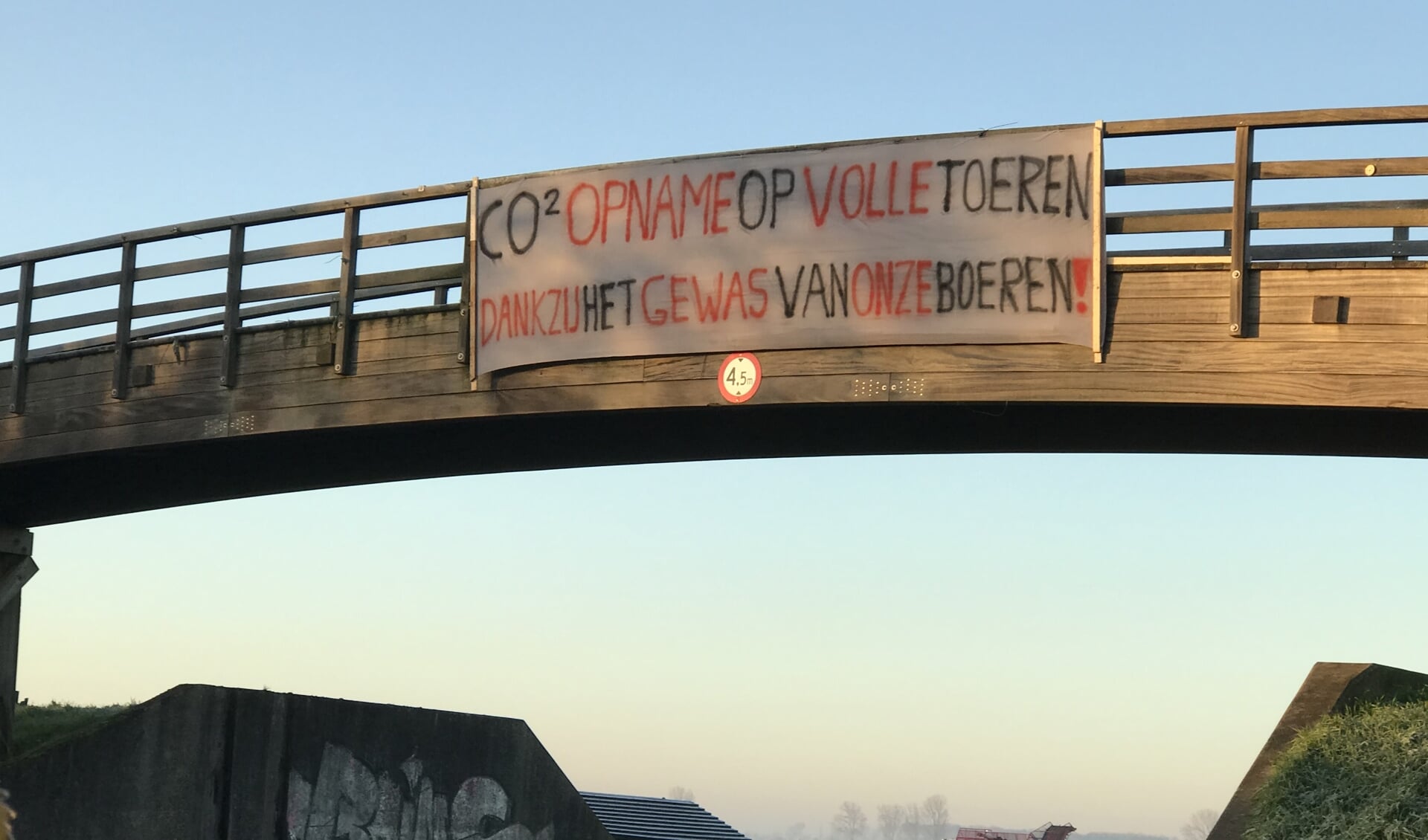 Spandoek aan de fietsbrug van Werkendam.