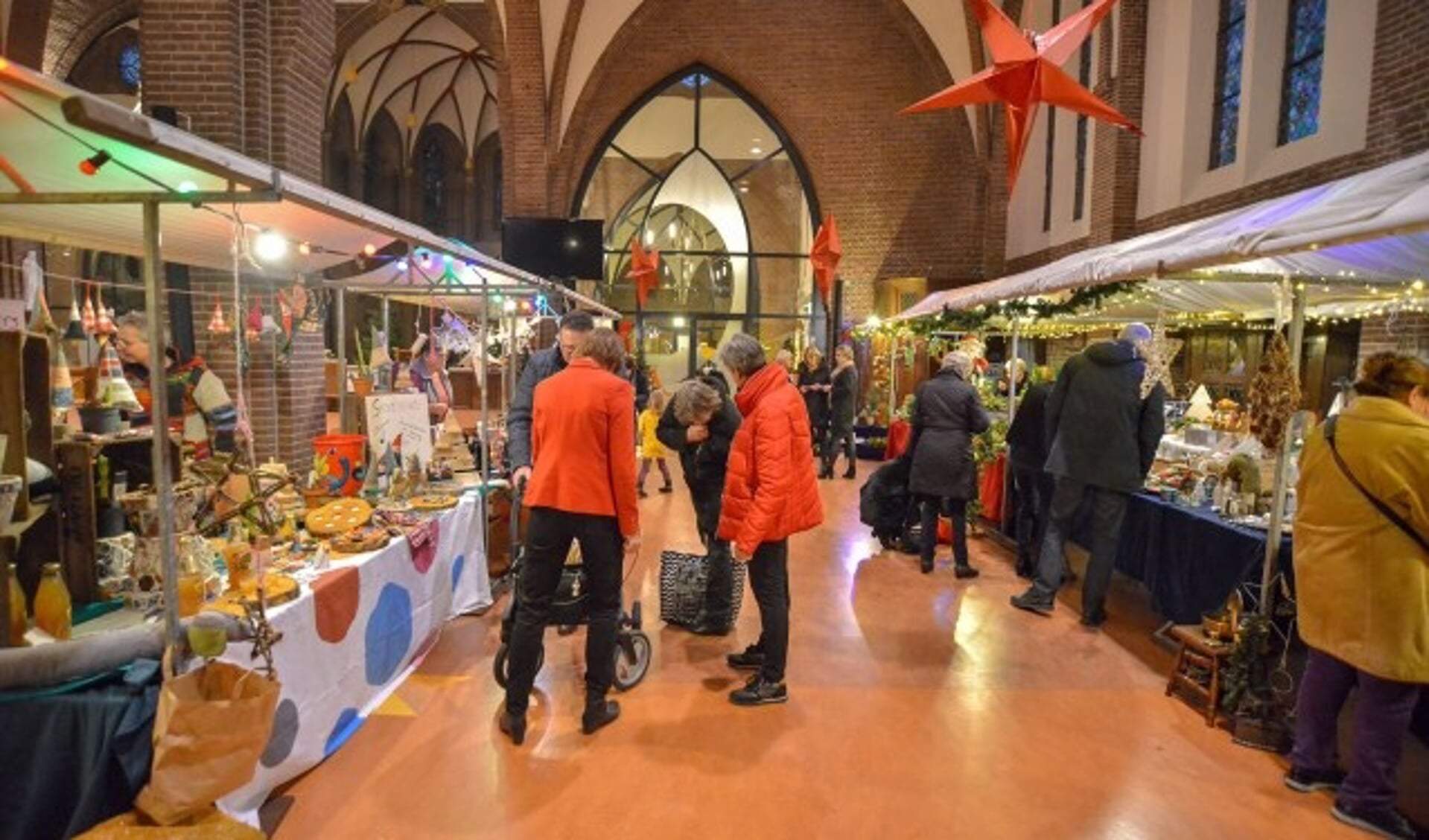Kerstmarkt in de R.K. Kerk van Johannes de Doper. Kraampjes met verschillende creatieve gebruiksvoorwerpen, kerstartikelen, kerststukjes, maar ook koffie en erwtensoep. (Foto: Paul van den Dungen) 