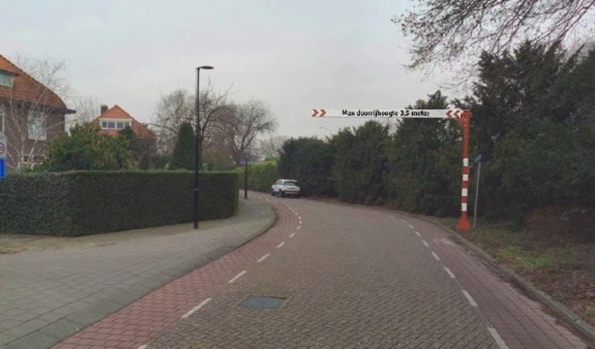 • Het hoogteportaal (ingetekend) op de Rotterdamseweg in Krimpen aan den IJssel. 