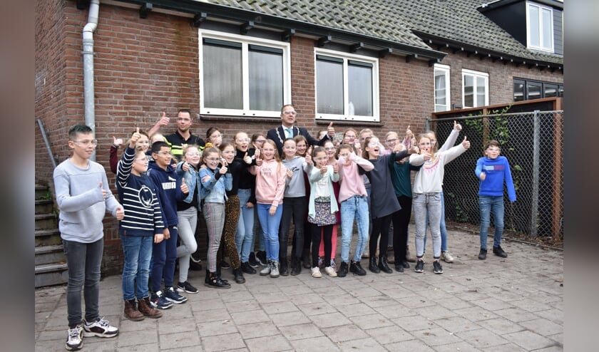 • Burgemeester Jaap Paans heeft leerlingen van De Schalm voorzien van vuurwerkbrillen.
