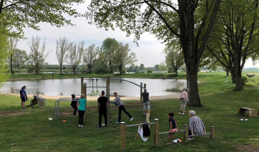 • Begin dit jaar zijn sporttoestellen geplaatst bij de plas achter het Gelre's End.