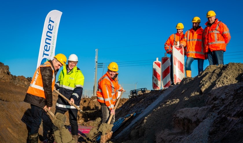• Omwonenden, projectleider en werkvoorbereiders Van Gelder en TenneT sluiten het graafwerk symbolisch af.