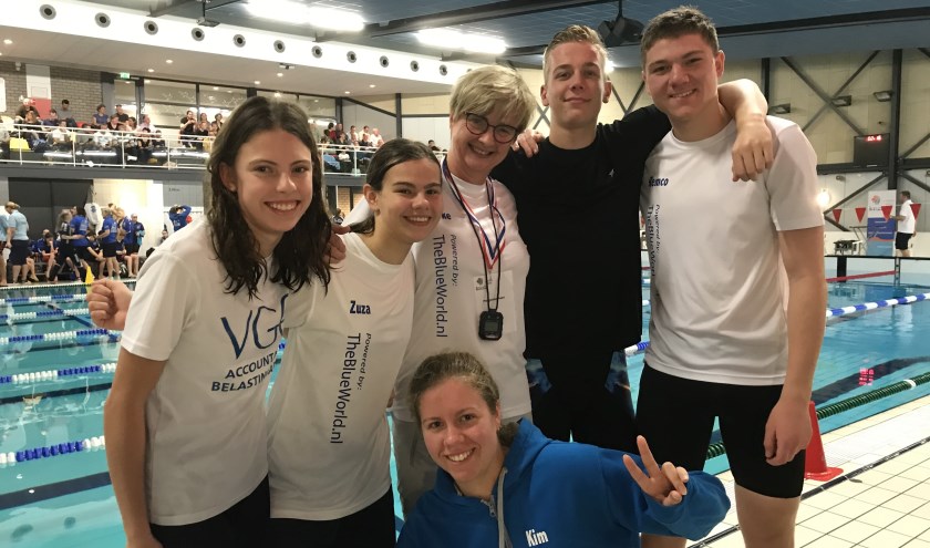 • De zwemmers die afgelopen weekend aan het kampioenschap mee mochten doen. Van links naar rechts: Danique van de Werken, Zuzanna Kowalczyk, trainer Joke Liefhebber, Henrik van der Maas, Remco van Krieken en zittend Kim van Krieken (op de foto ontbreken Len van der Meijden en trainer Martin van Krie