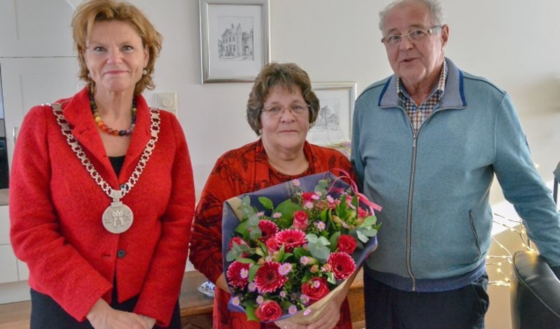 Burgemeester Petra van Hartskamp kwam donderdagmorgen Nel en Jan van der Klij-den Besten namens de gemeente feliciteren met hun gouden huwelijk. (Foto: Paul van den Dungen)