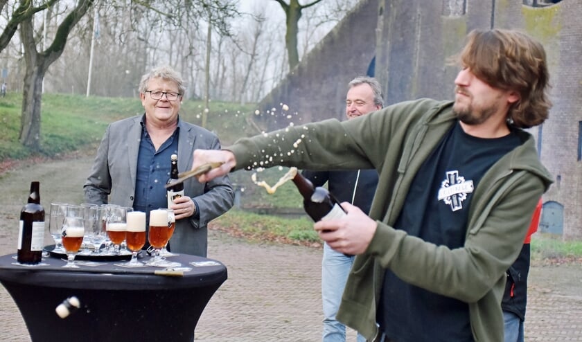 • Het nieuwe champagnebier Bière Brut werd woensdag gesabreerd.