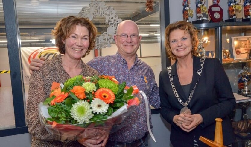 Hoofdbrandwacht Paul den Boer (m) werd op zijn laatste oefenavond bij de Vrijwillige brandweer Linschoten, benoemd tot Lid in de Orde van Oranje-Nassau. (Foto: Paul van den Dungen)
