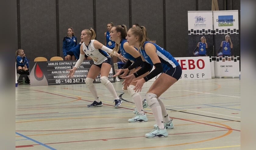 Topfocus bij libero Jill Weeda en de passer/lopers Hannah van Esch en Julia Kee.