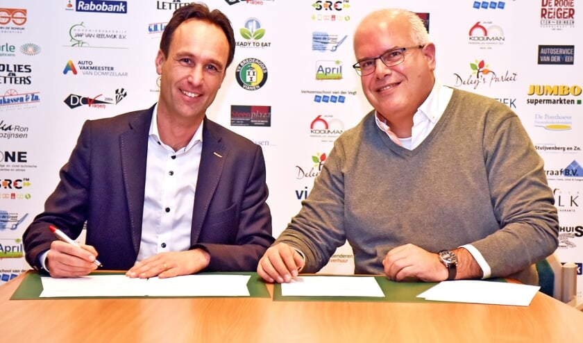 • Kloos en Anastassiadis tekenen het contract.