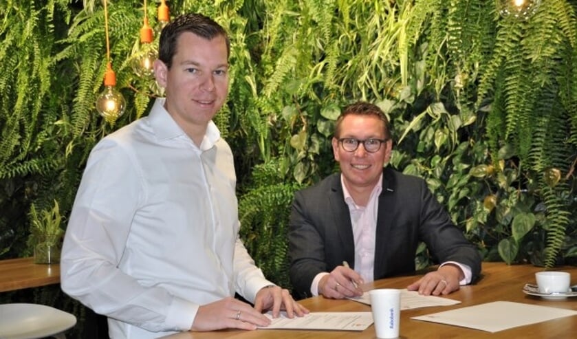 Remco Boer, Directeur Private Banking & Particulieren van Rabobank West Betuwe (rechts) en Rob Smits, secretaris van JCI De Betuwe (links) ondertekenen het sponsorcontract  