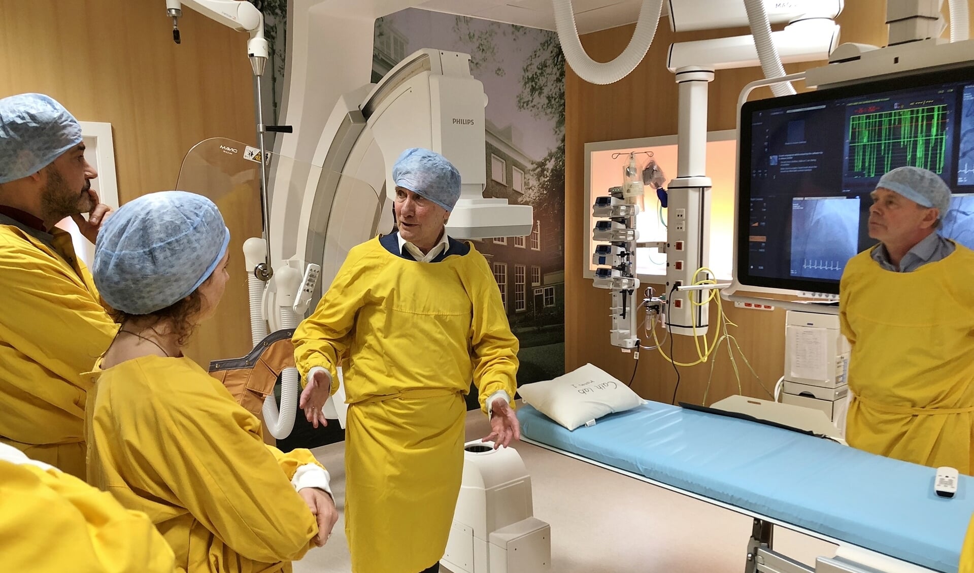 • Prof. Gerlach Cerfontaine (midden) bekijkt in een catheterisatielab hoe daar patiëntgegevens worden vastgelegd en benut.