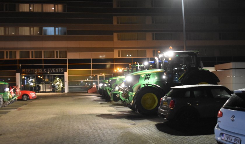• Diverse Bommelerwaardse boeren verzamelden woensdagochtend vroeg bij Van der Valk in Zaltbommel.