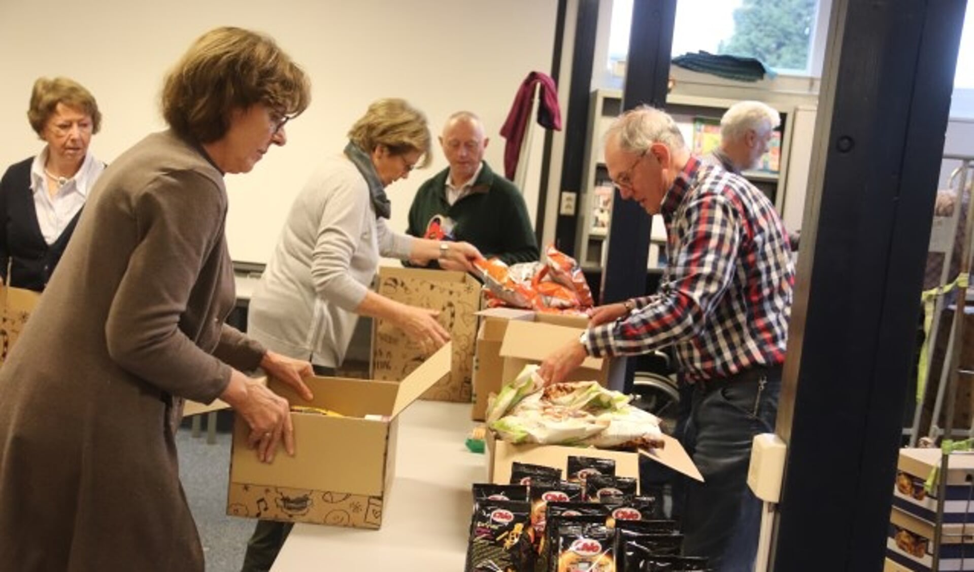 Ruim 500 kerstpakketten werden er ingepakt voor de minima in Culemborg.