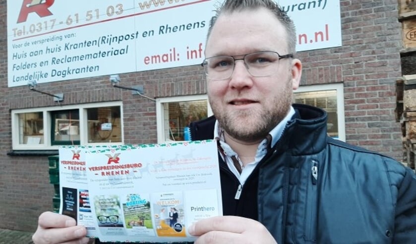 Mark Lieftink van Verspreidingsburo Rhenen toont voorbeelden van de kaartjes waarmee bezorgers vanaf vandaag aan de deur kunnen komen. (Foto: Martin Brink)  