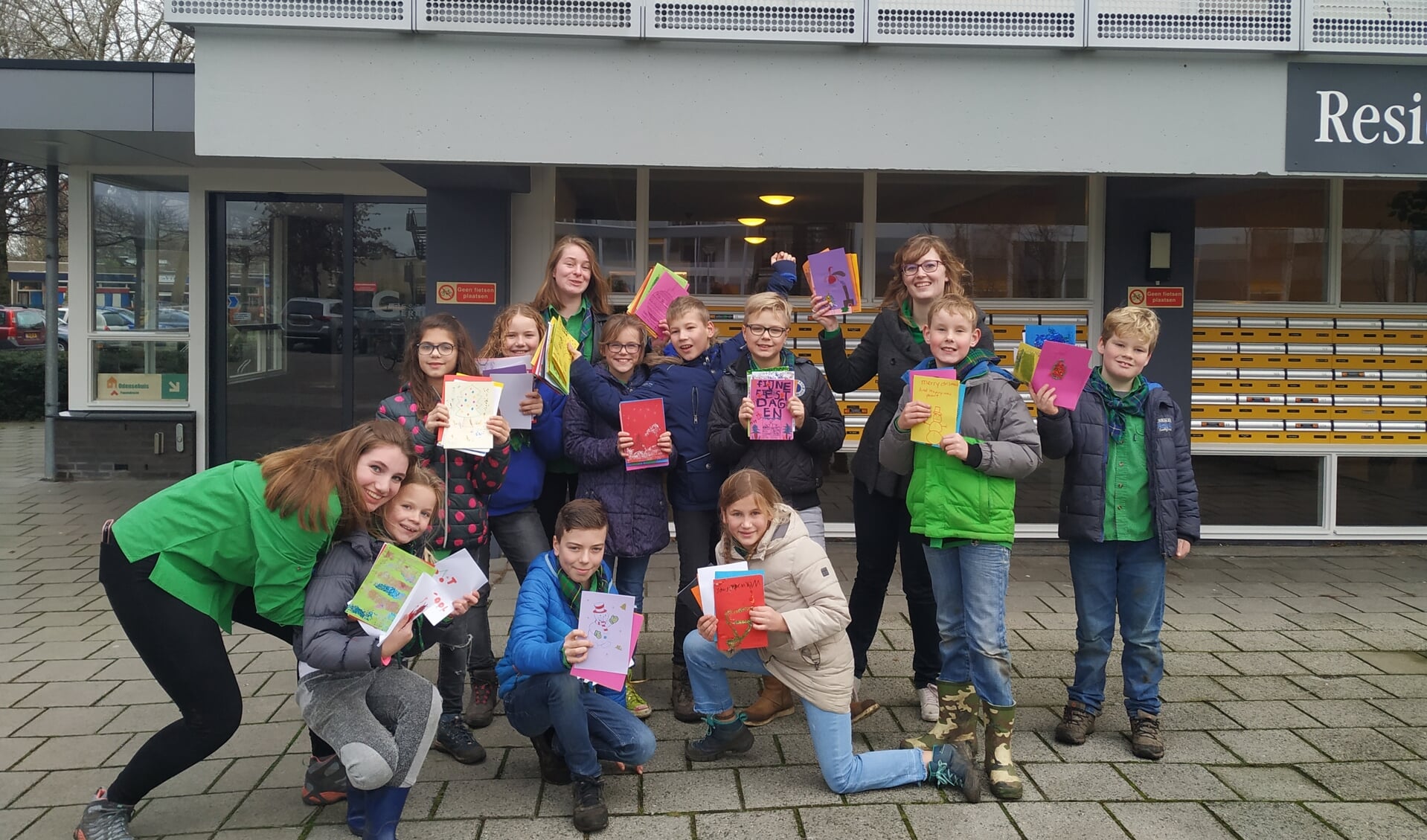 Een deel van de welpen van Scouting van Brederode bezorgt de zelfgemaakte kerstkaarten in Papendrecht