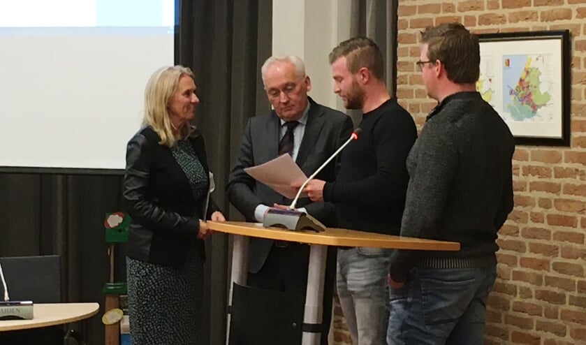 • Kant en Van der Vlist overhandigden de petitie aan wethouder Lanser en burgemeester Van der Borg.