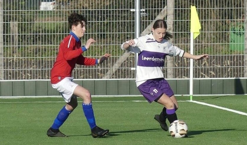 • Fleur Stoit in actie met LRC Leerdam JO17-1.
