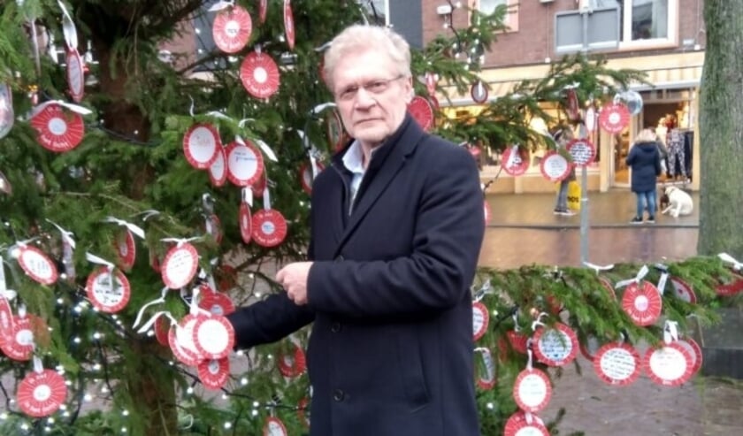 Wethouder Brink neemt een kijkje bij de Joris-kerstboom in het centrum van Tiel.