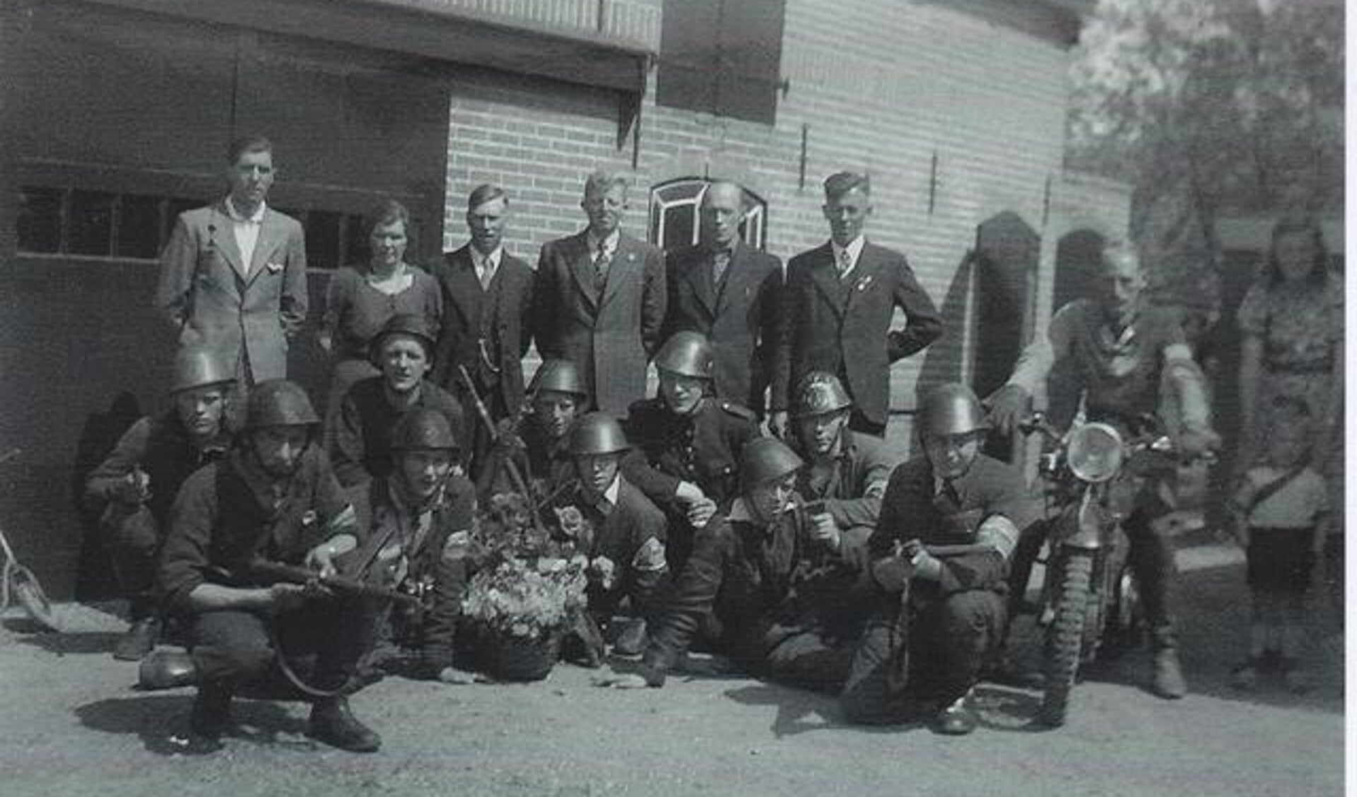 • De verzetsgroep in Ammerstol. De foto werd op 10 mei 1945 gemaakt.