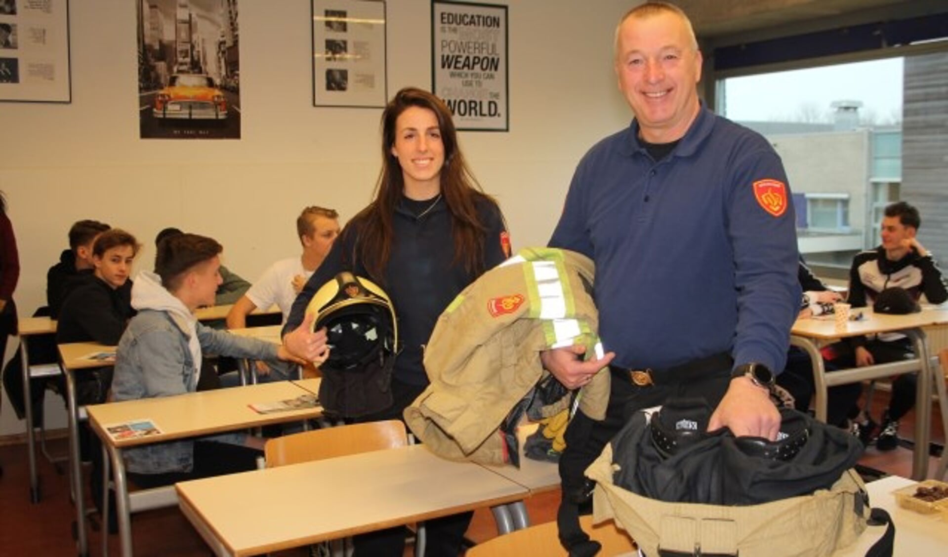 Dochter Celine en vader Jan vertelden de Cals-leerlingen met passie over hun vrijwilligerswerk bij de brandweer. (Foto: Lysette Verwegen)