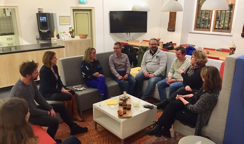 • Vrijwilligers en coördinatoren praten wethouder Kamstra (midden) bij over het project.