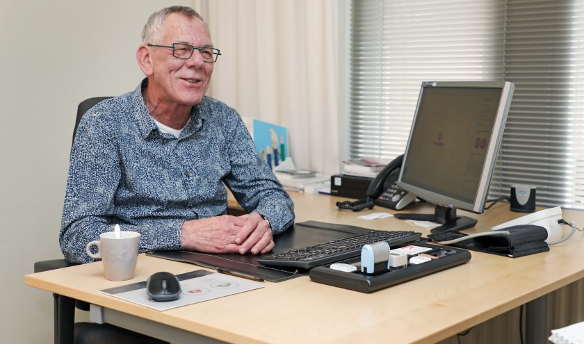 • Dokter Van Doornmalen zoals zijn patiënten hem kennen, één en al oor achter zijn bureau.