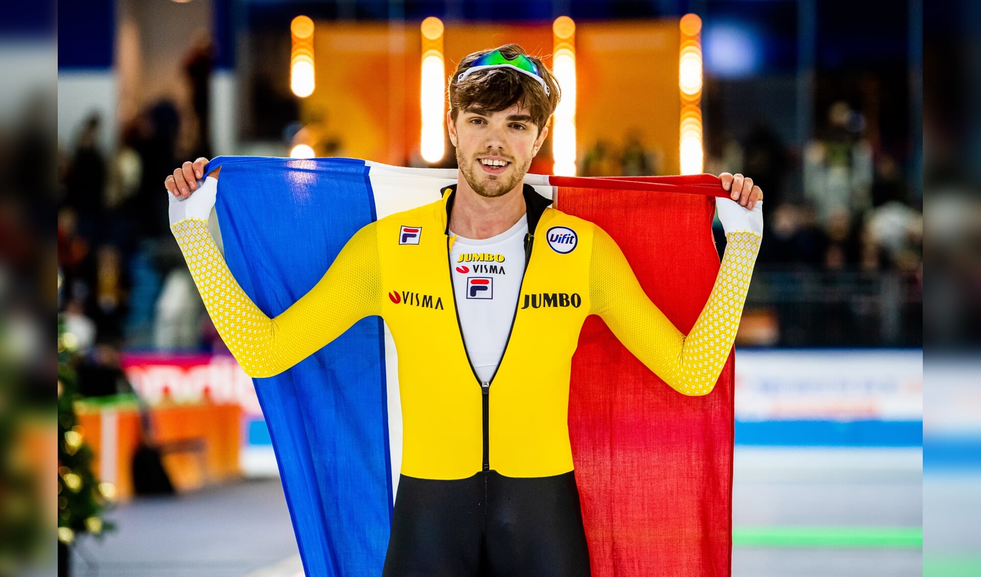 • Patrick Roest met de driekleur na het prolongeren van zijn titel op de 5.000 meter.