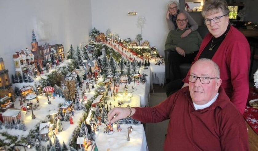 Bert en Riet Pas blijven elke dag bezig met details van hun kerstlandschap. De buren genieten mee. (Foto: Lysette Verwegen)
