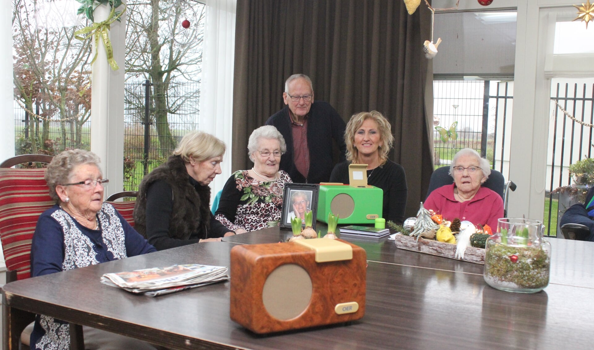 • Marianne met haar vader enkele bewoners én de oer-muziekspelers.