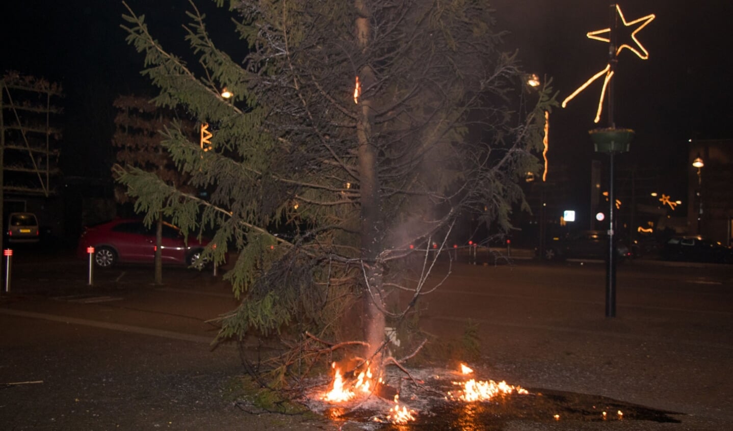 • De kerstboom op het marktplein werd in brand gestoken.