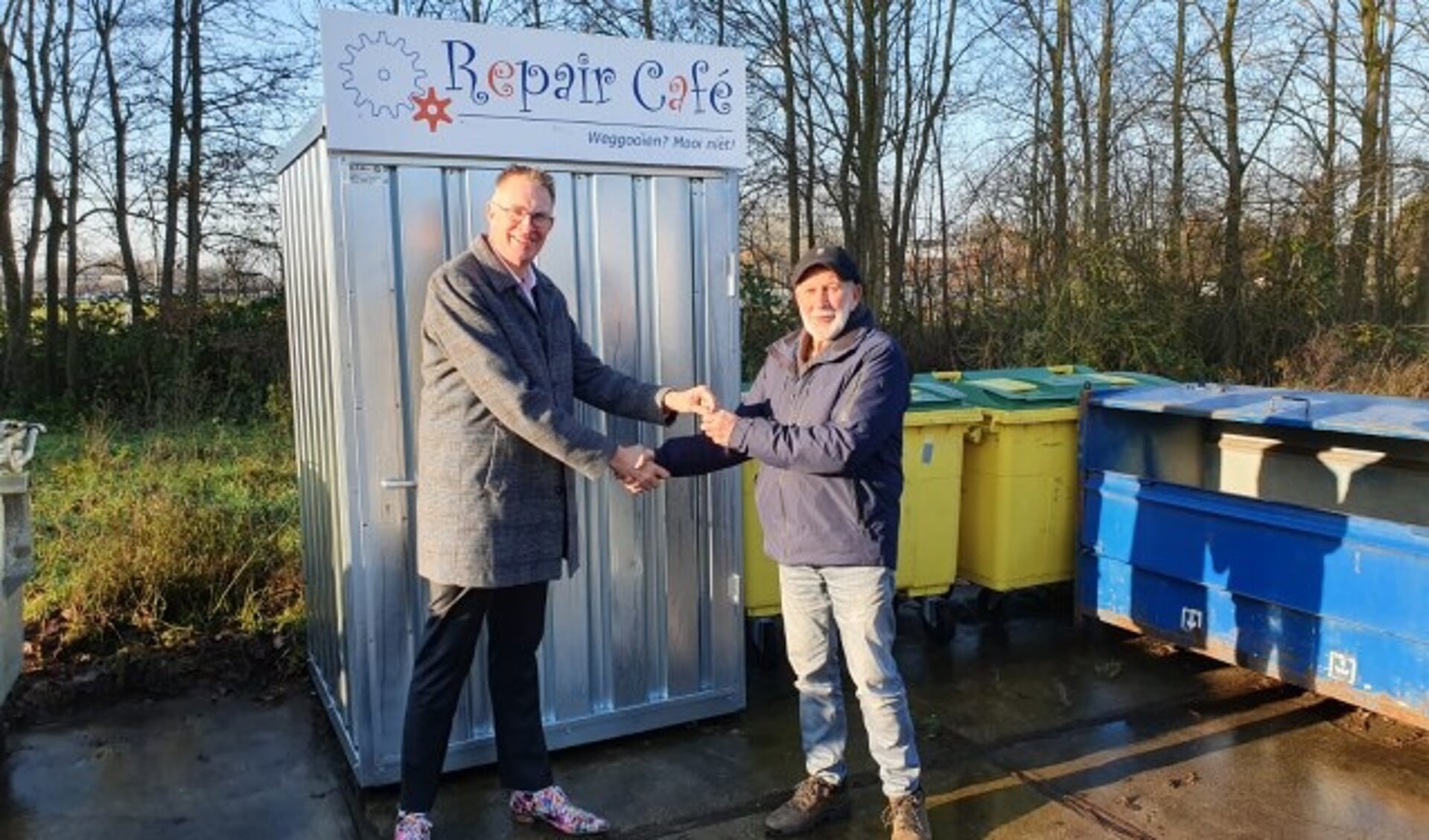 Wethouder Gerrit Spelt overhandigde de sleutel van de container aan initiatiefnemer en oprichter van het Repair Café, Andries van der Plas.(Foto: gemeente Lopik)