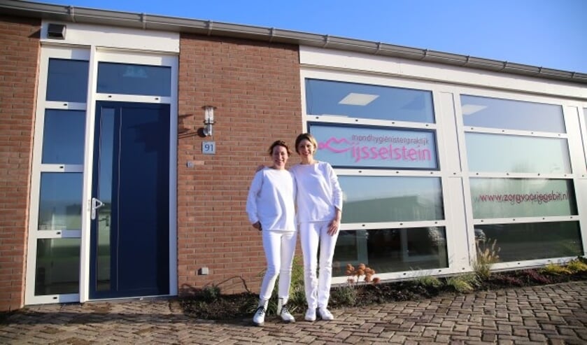 Inez van den Hoek en haar team zetten zich dagelijks in voor goede mondzorg. "Je gebit krijg je maar één keer. Het is onze uitdaging om mensen te helpen en te adviseren hoe het te onderhouden.''