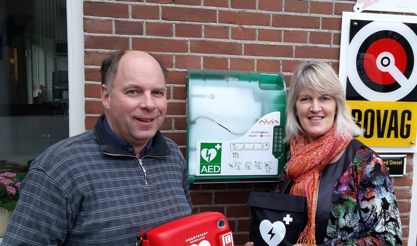 • Henny en Klazien de Groot met de AED.