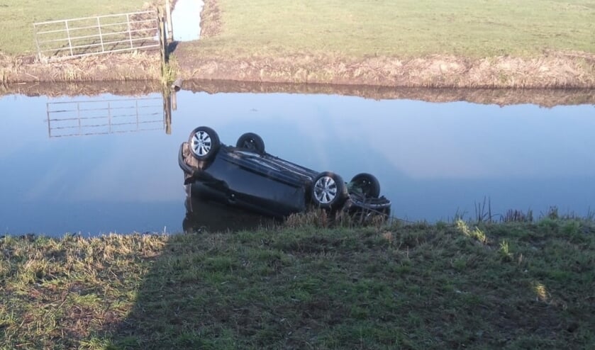 • De Citroén C1 lag ondersteboven in een sloot langs de N210 bij Benschop.