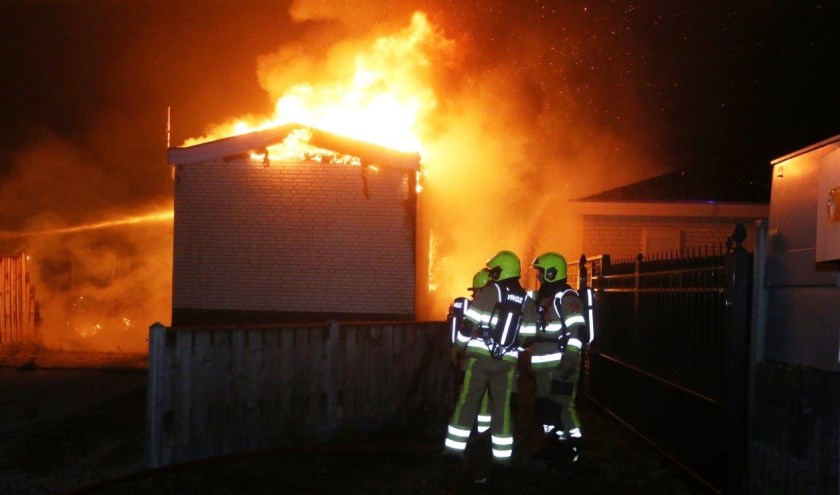 • Twee huisjes brandden uit, twee andere raakten beschadigd.