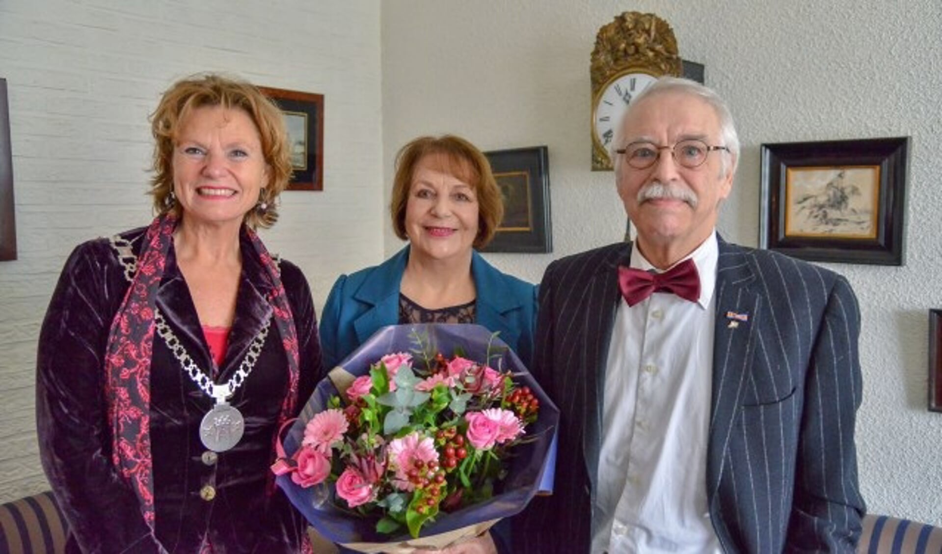 Burgemeester Petra van Hartskamp kwam het Gouden bruidspaar, Bernhard en Thea Weber-van Doorn maandag feliciteren. (Foto: Paul van den Dungen)