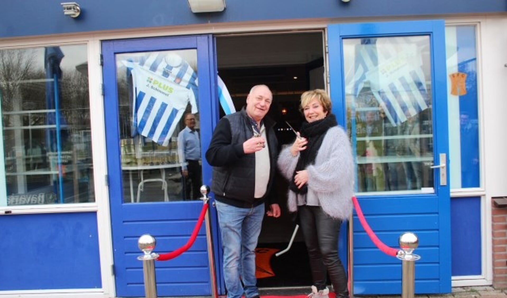 Jaap en Johanna Schimmel, zeer gewaardeerde hoofdsponsors van IJFC, knipten het lint door en mochten als eersten het vernieuwde ‘home’ van IJFC betreden. (Foto: Lysette Verwegen)