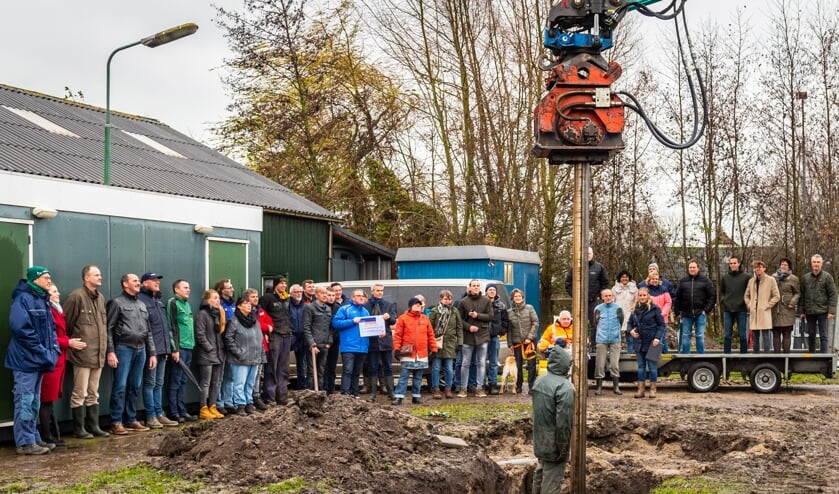 • Vrijdagmiddag werd onder het toeziend oog van vele belangstellenden de eerste paal geslagen voor drie nieuwe schansen van polsstokvereniging Polsbroekerdam.