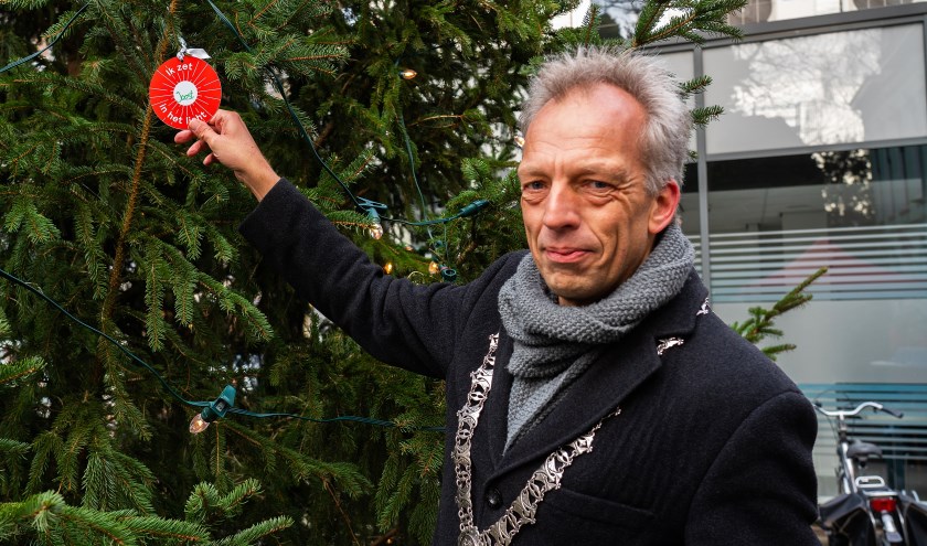 Burgemeester Fröhlich hangt eerste wensbal in Joris'Kerstboom Leerdam