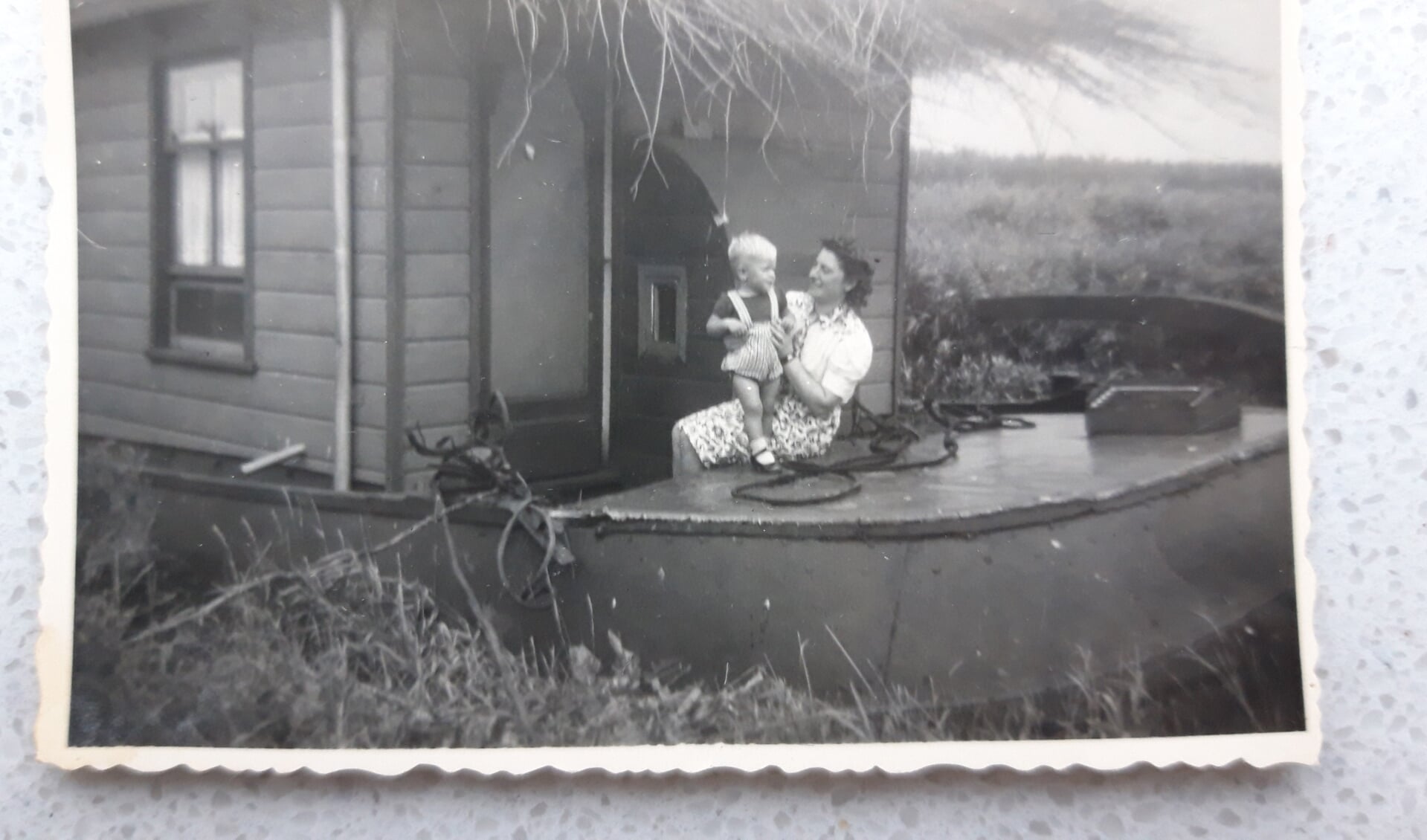 Leon Brooijmans met zijn moeder Jeanette op het arkje waar ze na de oorlog op woonden.