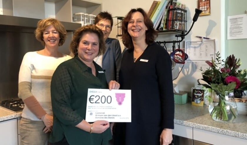 Hanneke, Liedewij (LCDDD), Ayala en Anita (IJsselOever) tonen de cheque. Van het bedrag wordt een broodbakmachine aangeschaft.