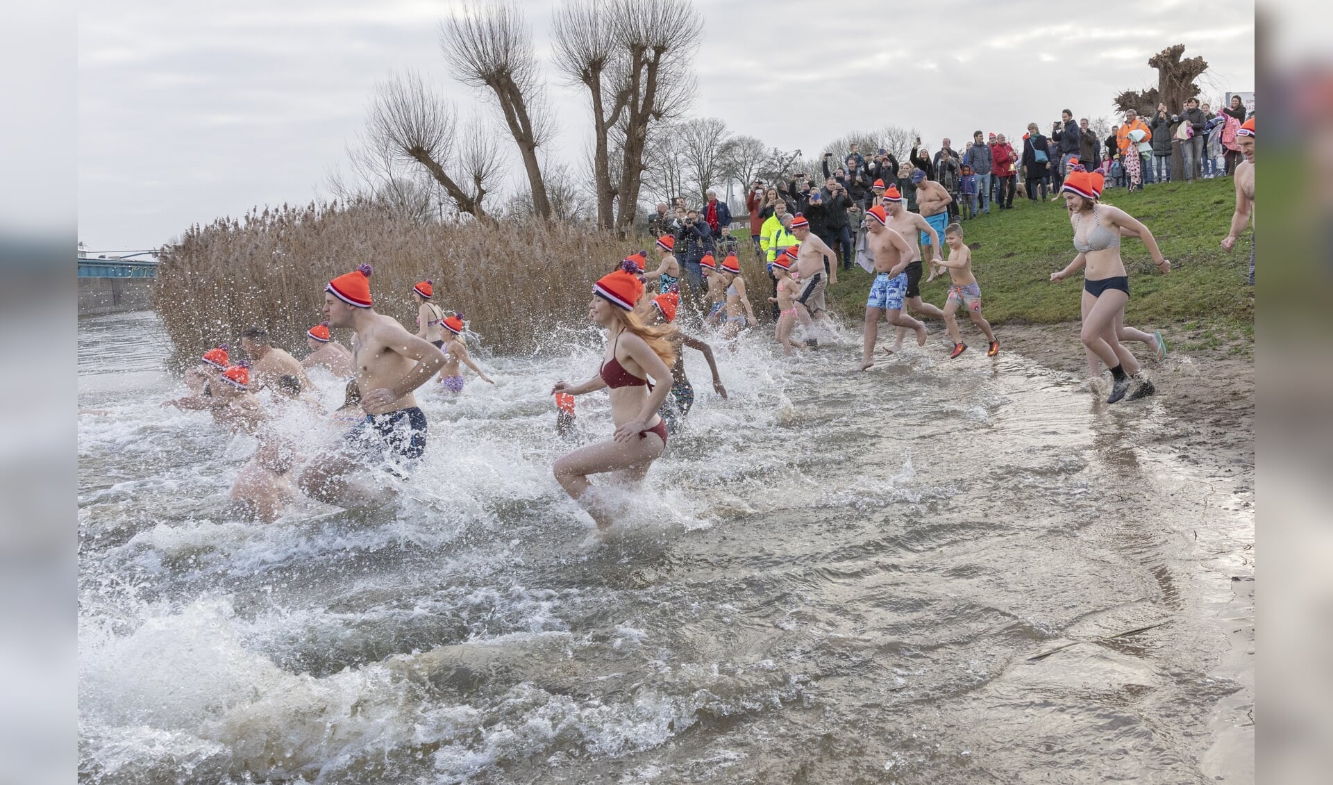 Rond half drie gingen de sportievelingen in Wijk en Aalburg in 2019 te water. 